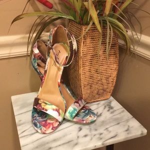 Purple pink multi colored lovely heels. Add a pop!